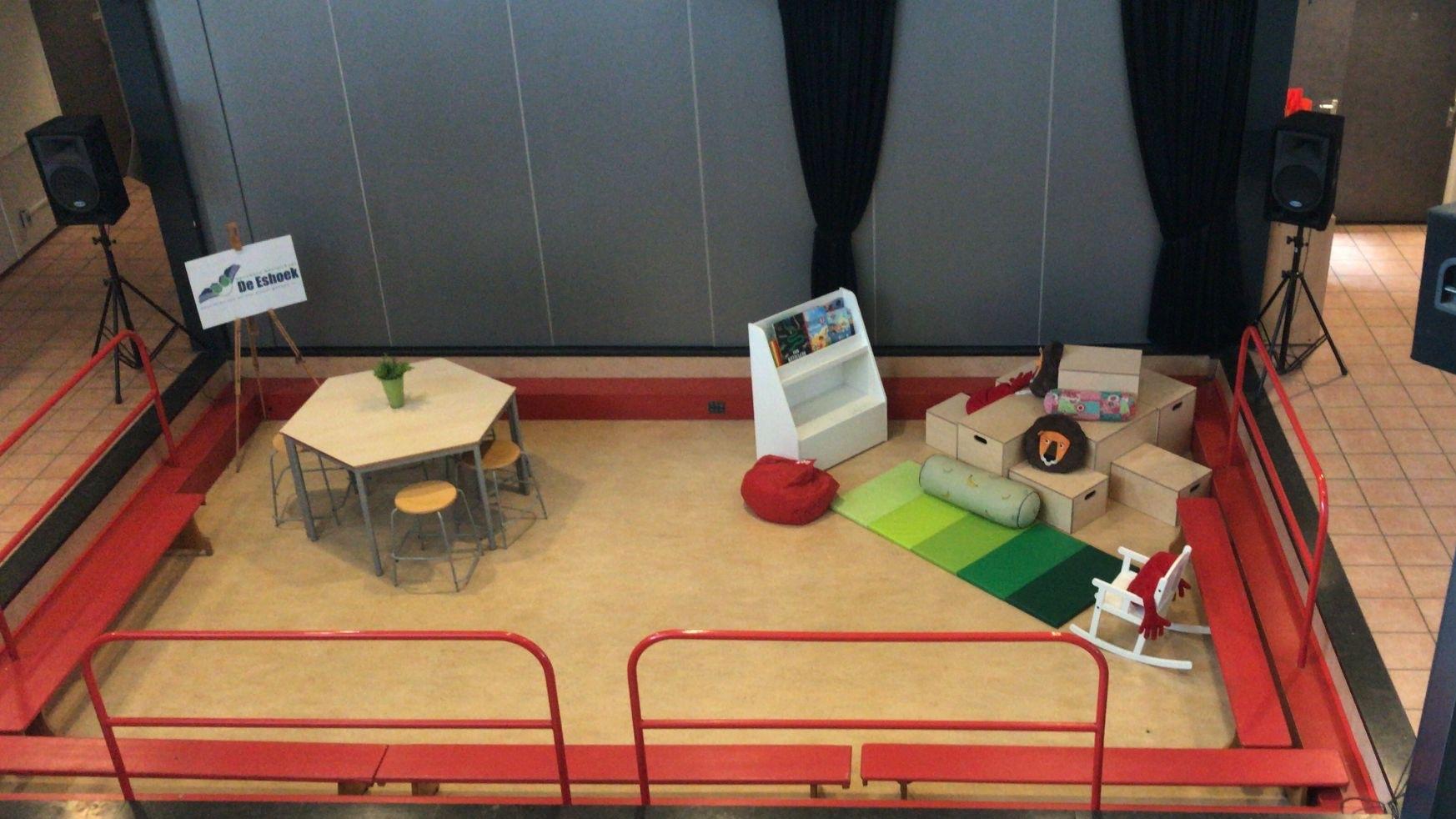 Dit is een overzicht van de speelhoek binnen Basisschool De Eshoek in Annen, ingericht met meubels en speelgoed voor leerlingen. Dit is een overzicht van de speelhoek binnen Basisschool De Eshoek in Annen, ingericht met meubels en speelgoed voor leerlingen.