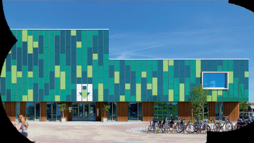 Dit is het innovatieve gebouw van Het DOK in Oegstgeest met een kleurrijke gevel en een uitnodigende entree. Dit is het innovatieve gebouw van Het DOK in Oegstgeest met een kleurrijke gevel en een uitnodigende entree.
