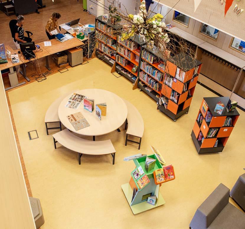 Dit is het interieur van de Christelijke Basisschool in Oost-Souburg met een moderne bibliotheek en leesruimte. Dit is het interieur van de Christelijke Basisschool in Oost-Souburg met een moderne bibliotheek en leesruimte.