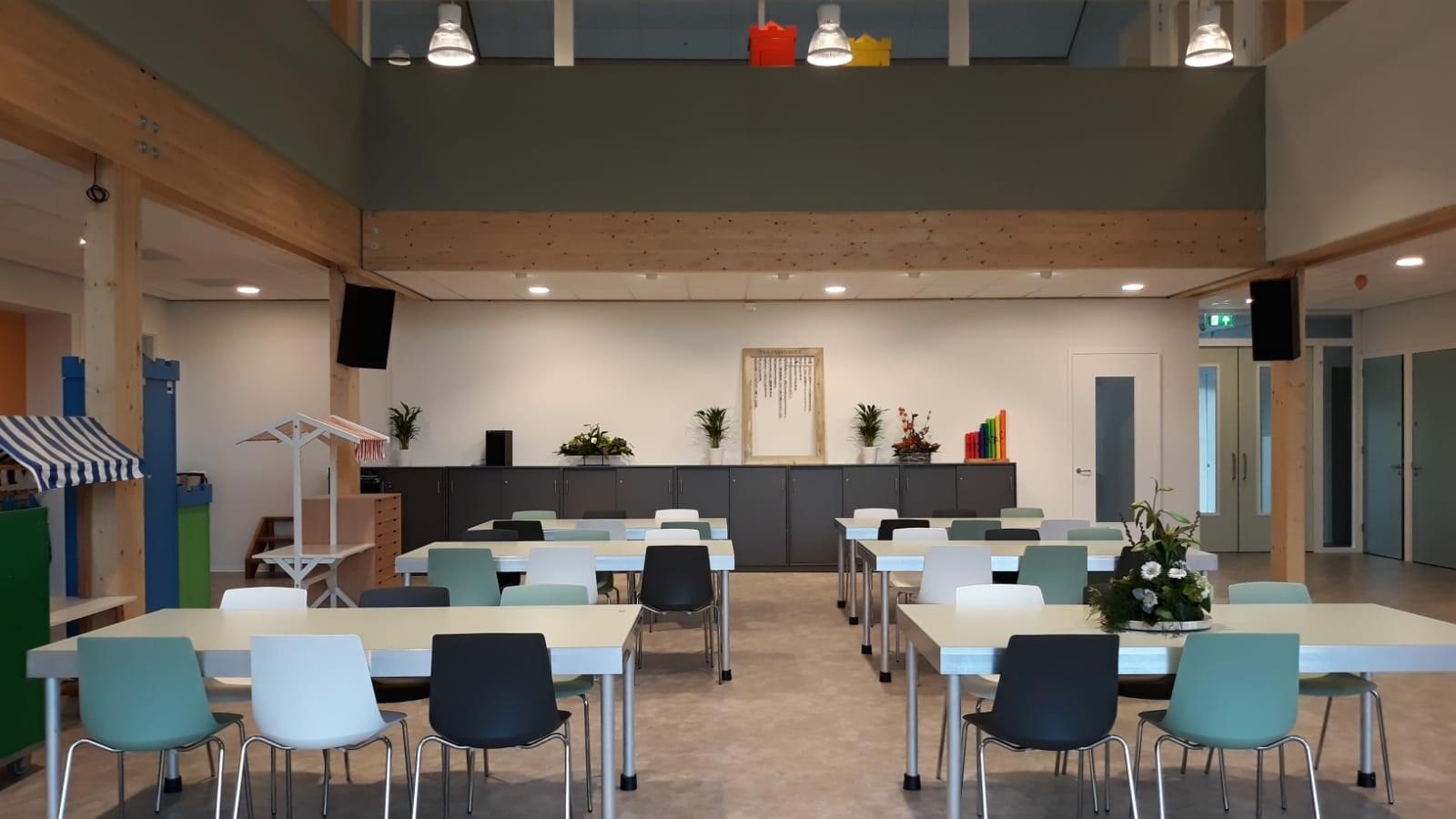 Dit is het interieur van RKB Ter Does in Hoogmade, met een moderne opzet voor een multifunctionele ruimte. Dit is het interieur van RKB Ter Does in Hoogmade, met een moderne opzet voor een multifunctionele ruimte.