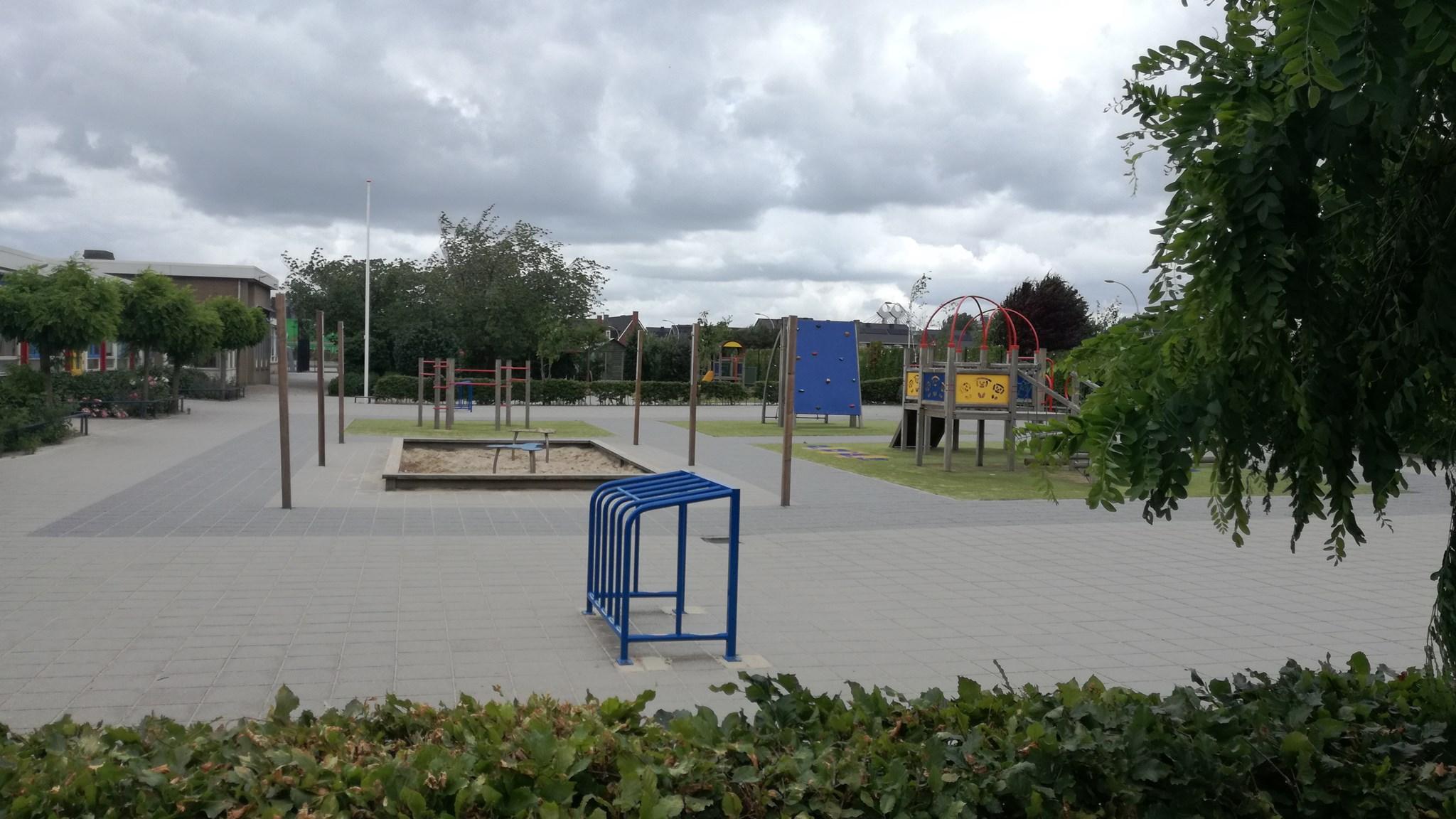 Dit is het schoolplein van de Eliëzerschool, school voor speciaal basisonderwijs in Zwolle. Dit is het schoolplein van de Eliëzerschool, school voor speciaal basisonderwijs in Zwolle.