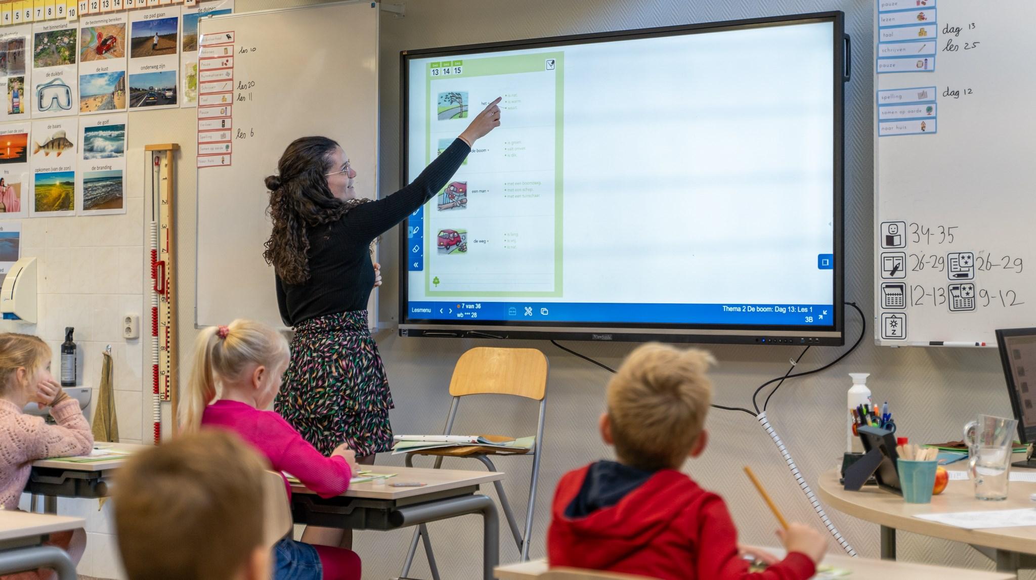 Docent die lesgeeft aan leerlingen in de klas van Basisschool Groen van Prinsterer in Kampen. Docent die lesgeeft aan leerlingen in de klas van Basisschool Groen van Prinsterer in Kampen.