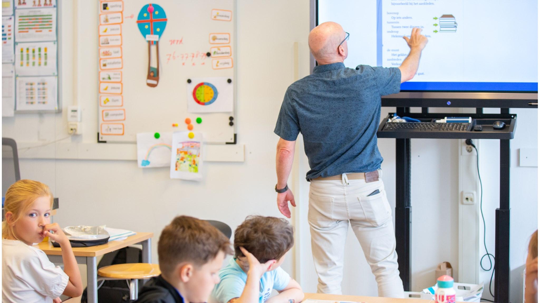 Docent geeft les in de klas van Basisschool 't Kwekkeveld in Schijndel.