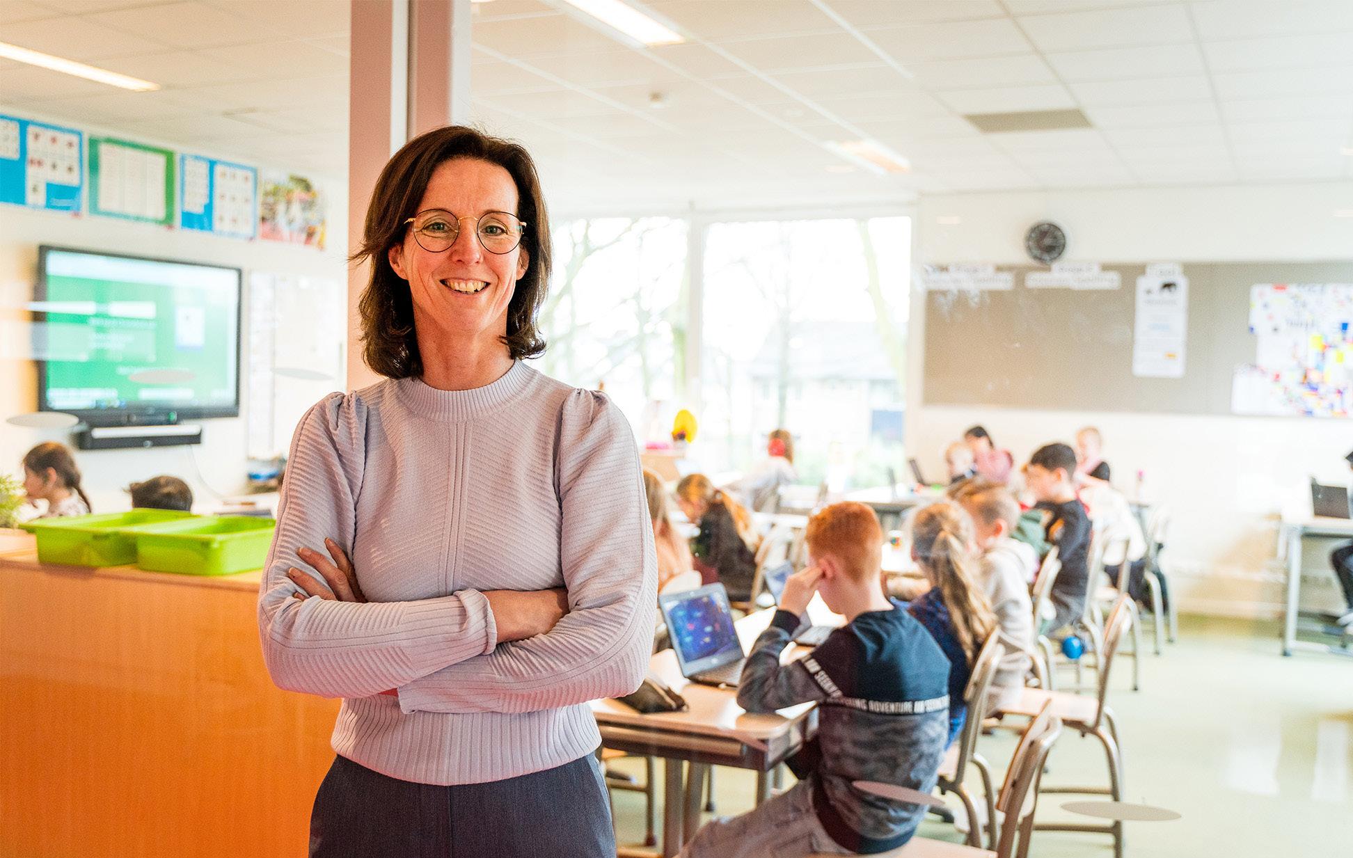 Docent in een klaslokaal bij Katholieke Basisschool De Hasselbraam in Etten-Leur. Docent in een klaslokaal bij Katholieke Basisschool De Hasselbraam in Etten-Leur.