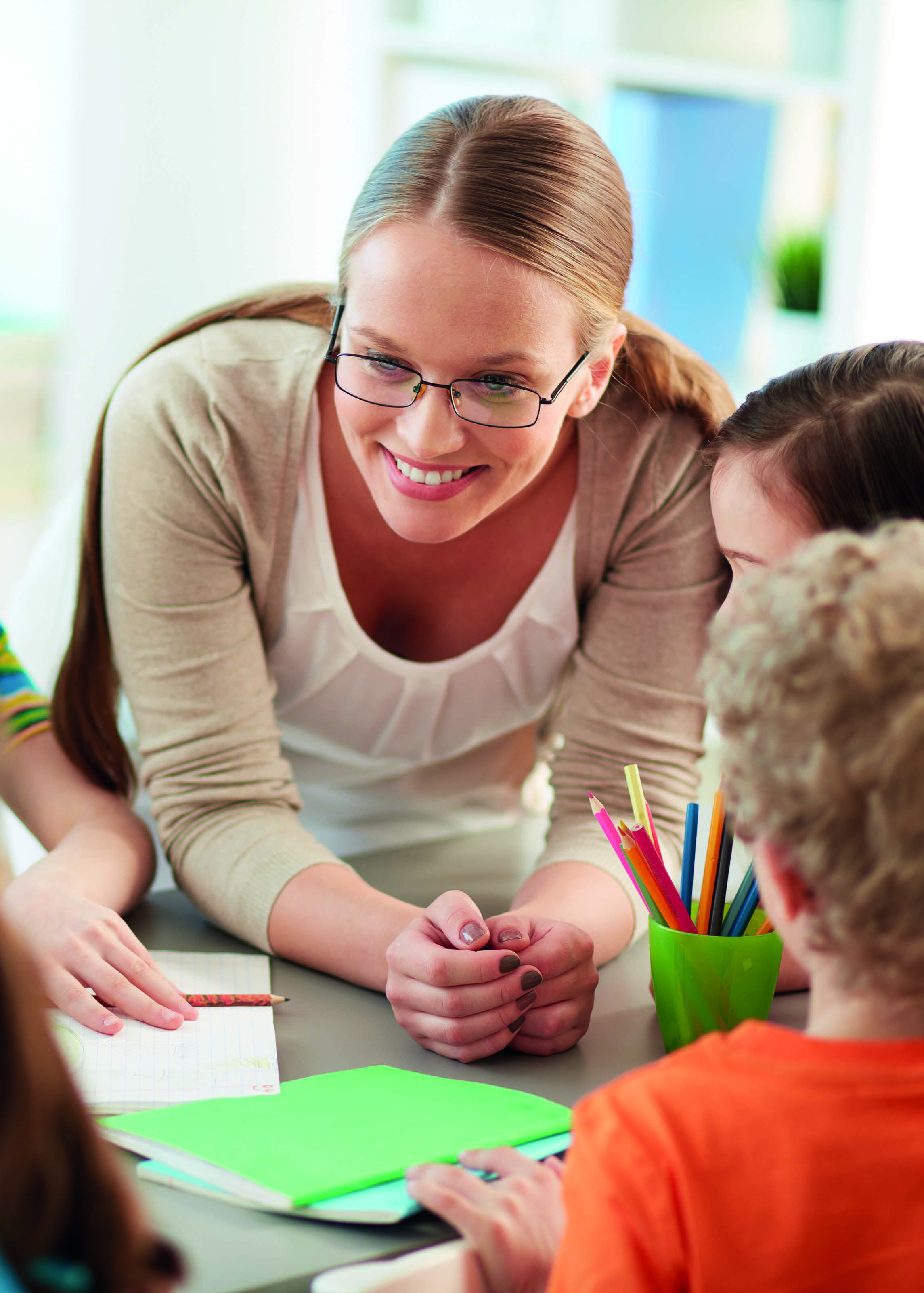 Docent van Openbare Basisschool De Piramide in Ridderkerk helpt leerlingen tijdens een activiteit. Docent van Openbare Basisschool De Piramide in Ridderkerk helpt leerlingen tijdens een activiteit.