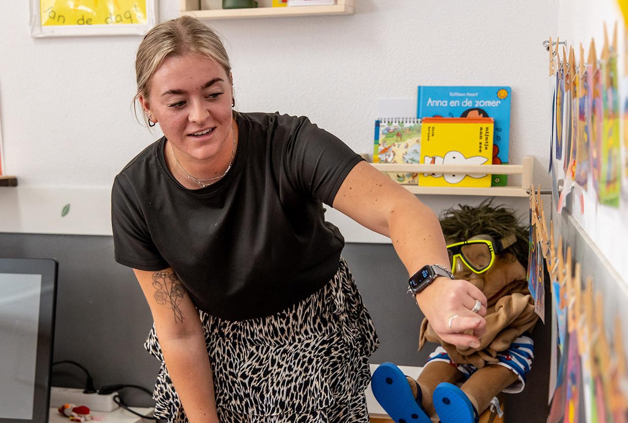 Docente aan het Kindplein 't Centrum in Uden toont educatief materiaal in de klas. Docente aan het Kindplein 't Centrum in Uden toont educatief materiaal in de klas.
