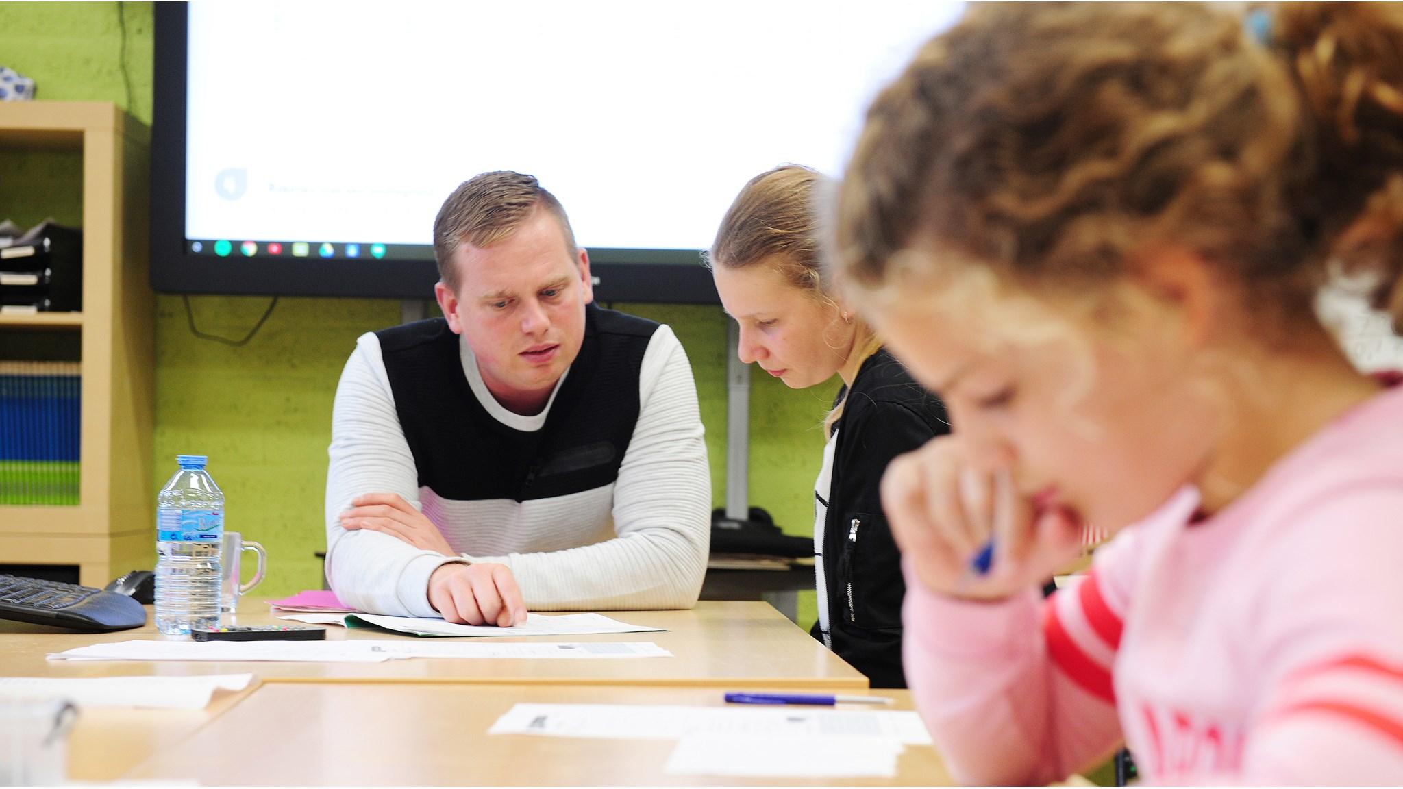 Docenten en leerlingen van obs Daltonschool De Tweemaster (De Windvaan) in Hoorn (Noord-Holland) zijn betrokken bij een gezamenlijke lesactiviteit. Docenten en leerlingen van obs Daltonschool De Tweemaster (De Windvaan) in Hoorn (Noord-Holland) zijn betrokken bij een gezamenlijke lesactiviteit.