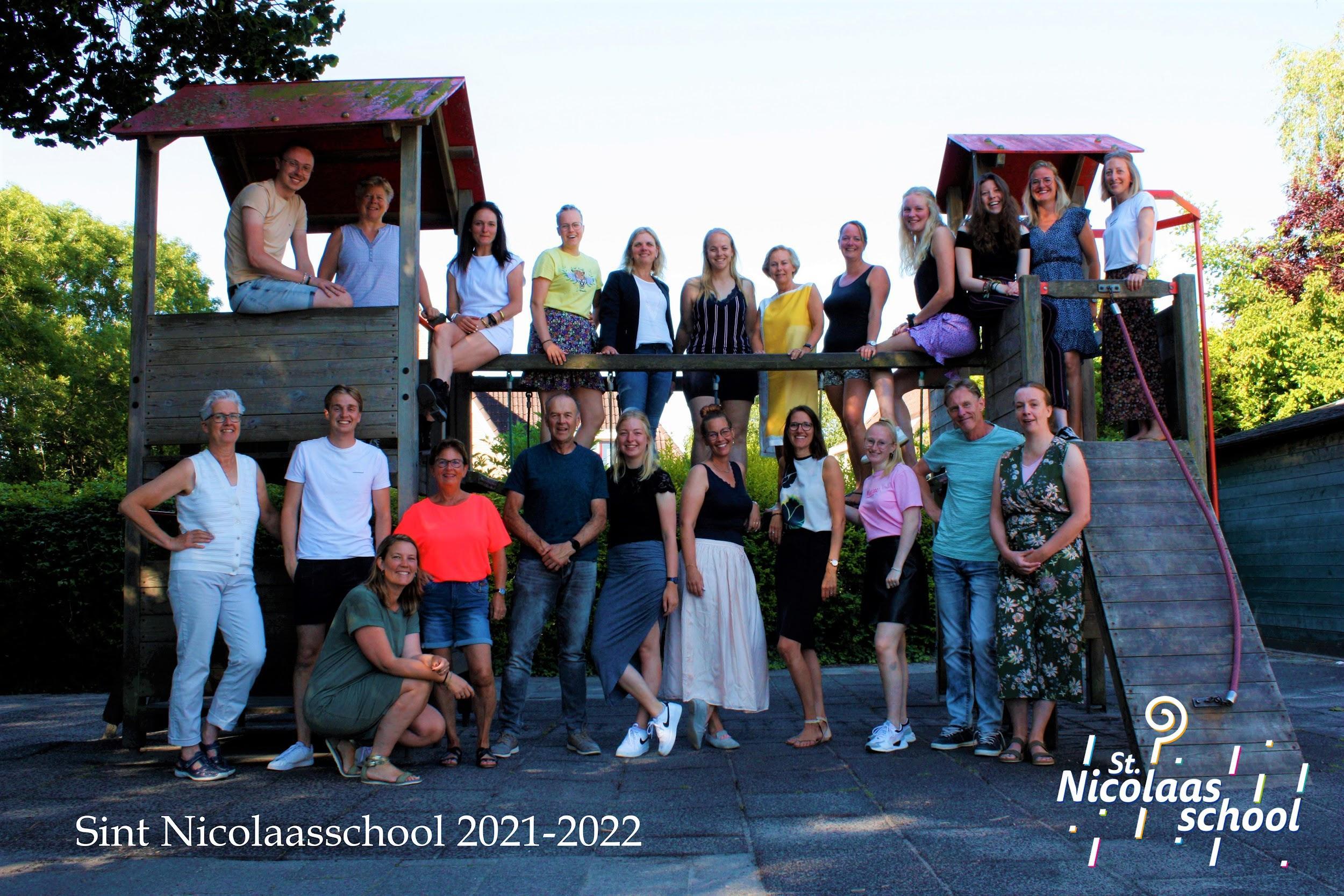 Docententeam van de St. Nicolaasschool in Nibbixwoud, schooljaar 2021-2022, op het schoolplein. Docententeam van de St. Nicolaasschool in Nibbixwoud, schooljaar 2021-2022, op het schoolplein.