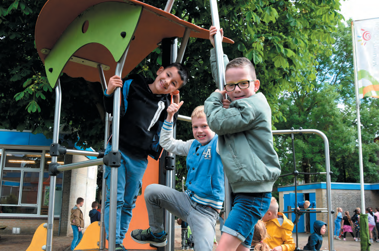 Drie blije kinderen spelen op het schoolplein van de Mauritsschool in Nieuwegein. Drie blije kinderen spelen op het schoolplein van de Mauritsschool in Nieuwegein.