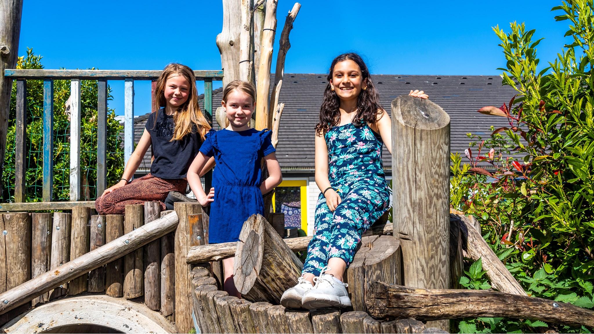 Drie blije kinderen spelen op het schoolplein van 't Bolwerk in Leiderdorp. Drie blije kinderen spelen op het schoolplein van 't Bolwerk in Leiderdorp.