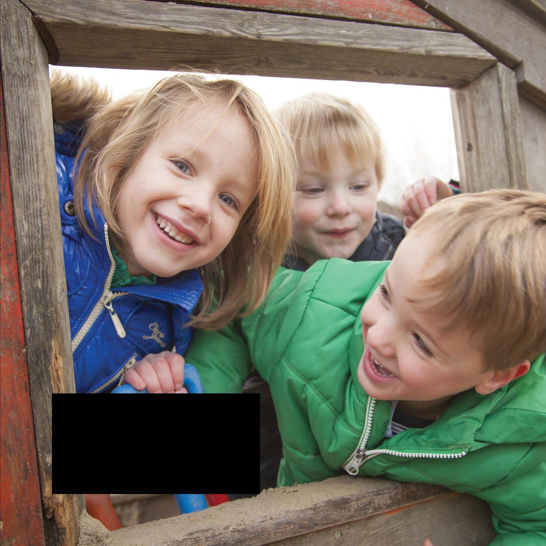 Drie blije kinderen spelen samen op het schoolplein van Jenaplanschool De Waterval in Lisse. Drie blije kinderen spelen samen op het schoolplein van Jenaplanschool De Waterval in Lisse.