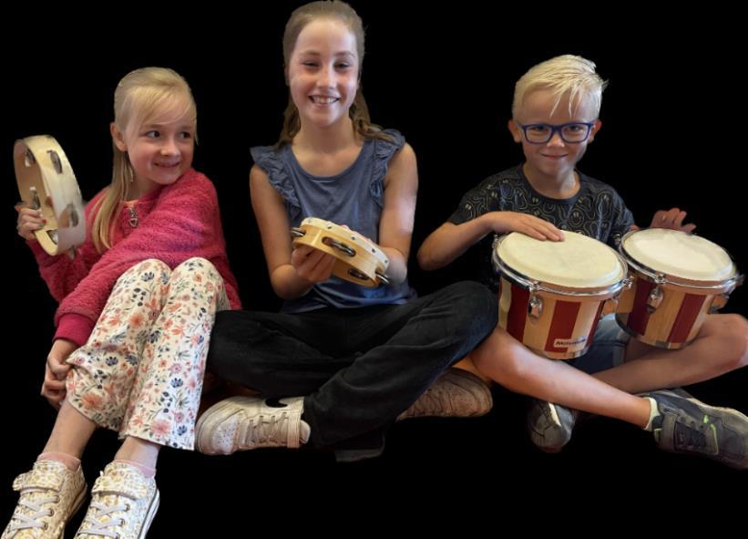 Drie blije kinderen van CBS Nijdjip in Grou spelen muzikale instrumenten. Drie blije kinderen van CBS Nijdjip in Grou spelen muzikale instrumenten.