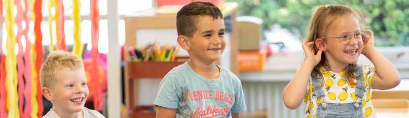 Drie blije kinderen van de Basisschool Regenboogschool in Middelburg tijdens een activiteit in de klas. Drie blije kinderen van de Basisschool Regenboogschool in Middelburg tijdens een activiteit in de klas.