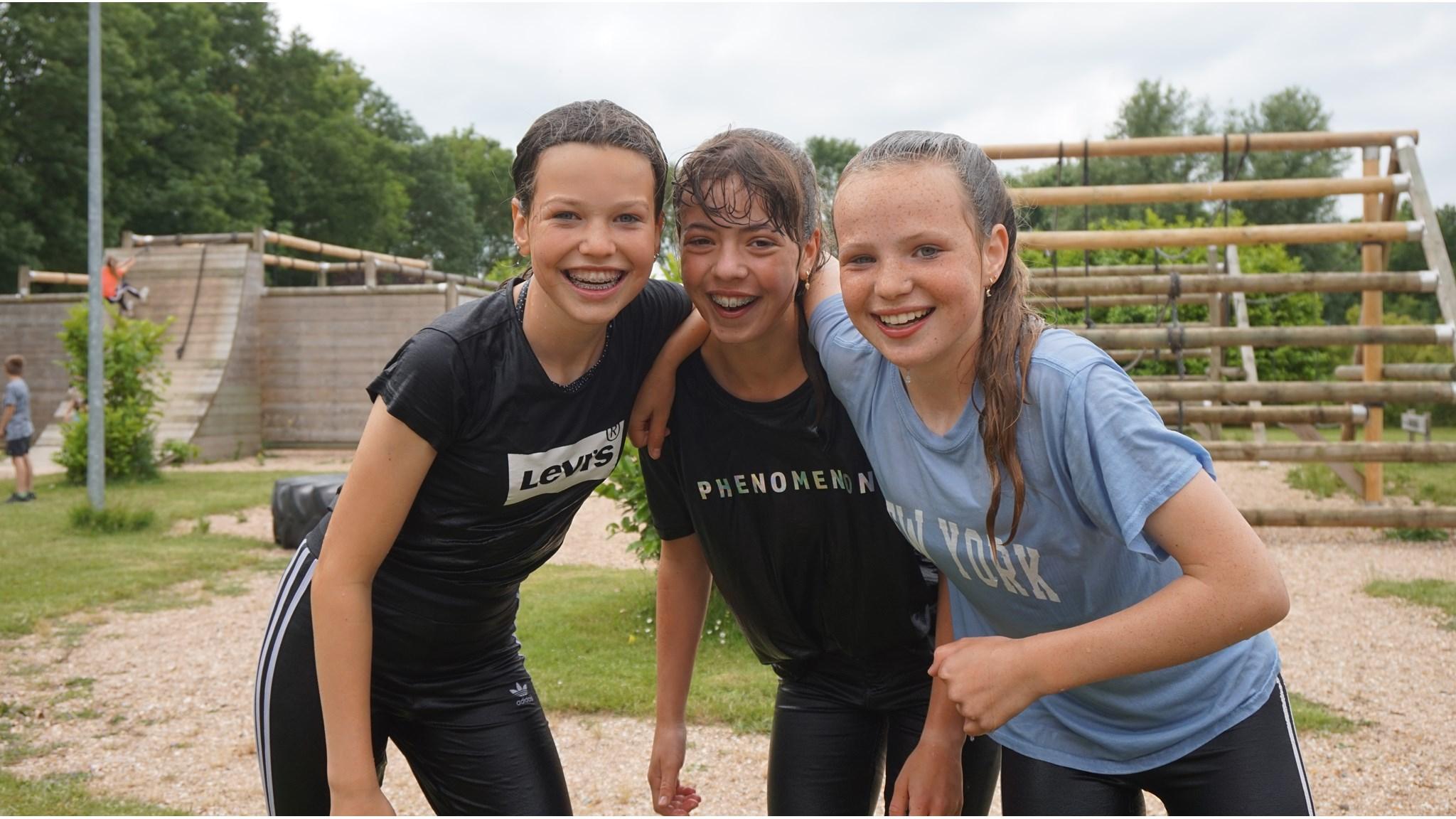 Drie blije leerlingen van De Toermalijn spelen op het schoolplein. Drie blije leerlingen van De Toermalijn spelen op het schoolplein.