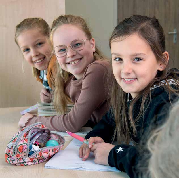 Drie blije leerlingen van Kindcentrum De Spreng in Hoevelaken tijdens een lesmoment. Drie blije leerlingen van Kindcentrum De Spreng in Hoevelaken tijdens een lesmoment.