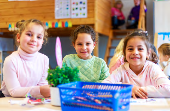 Drie blije meisjes werken samen aan een knutselproject op basisschool Paulus in Enschede. Drie blije meisjes werken samen aan een knutselproject op basisschool Paulus in Enschede.