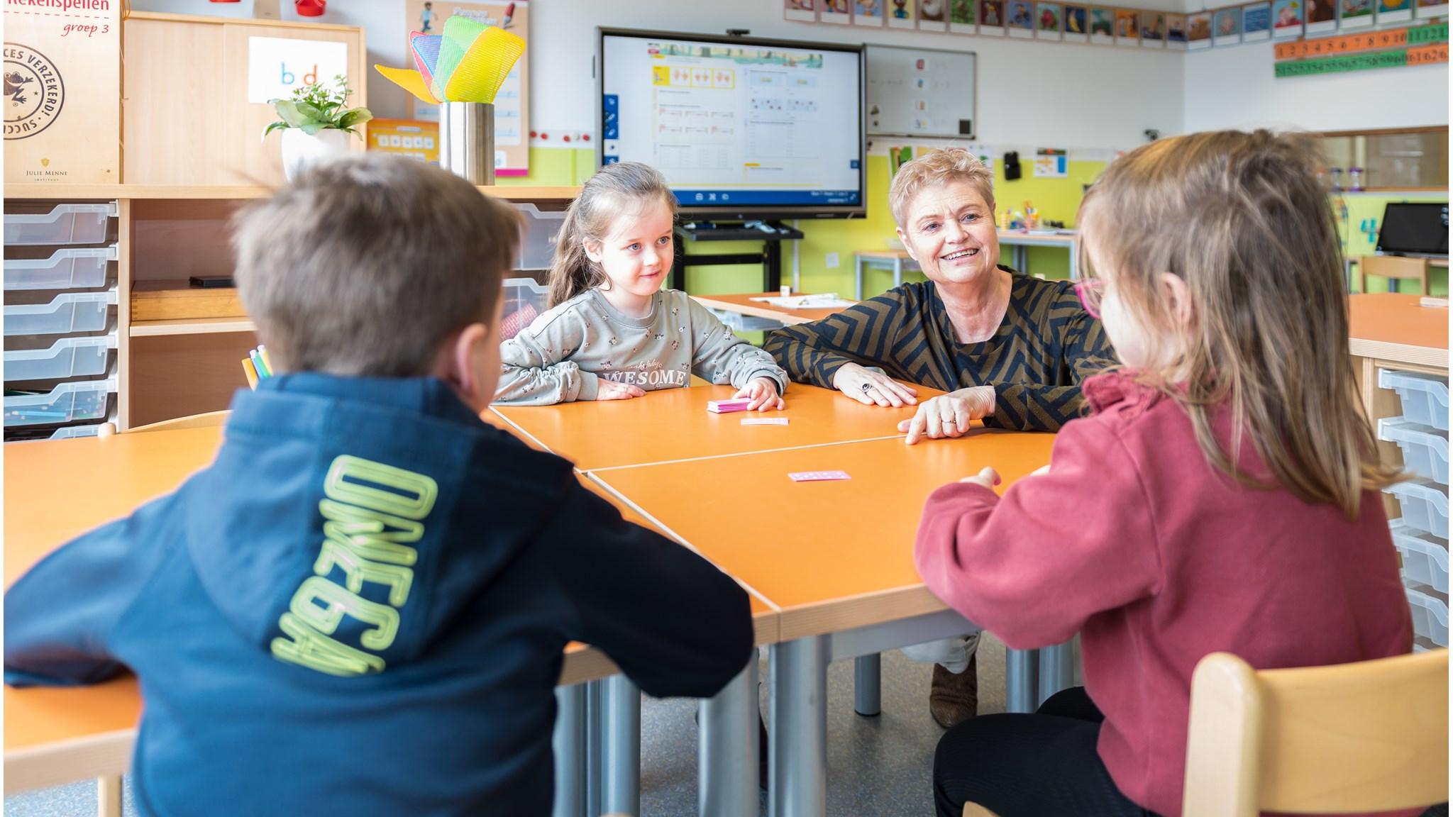 Drie kinderen en een lerares zijn samen aan het spelen in de klas van Basisschool Swartbroek in Weert. Drie kinderen en een lerares zijn samen aan het spelen in de klas van Basisschool Swartbroek in Weert.