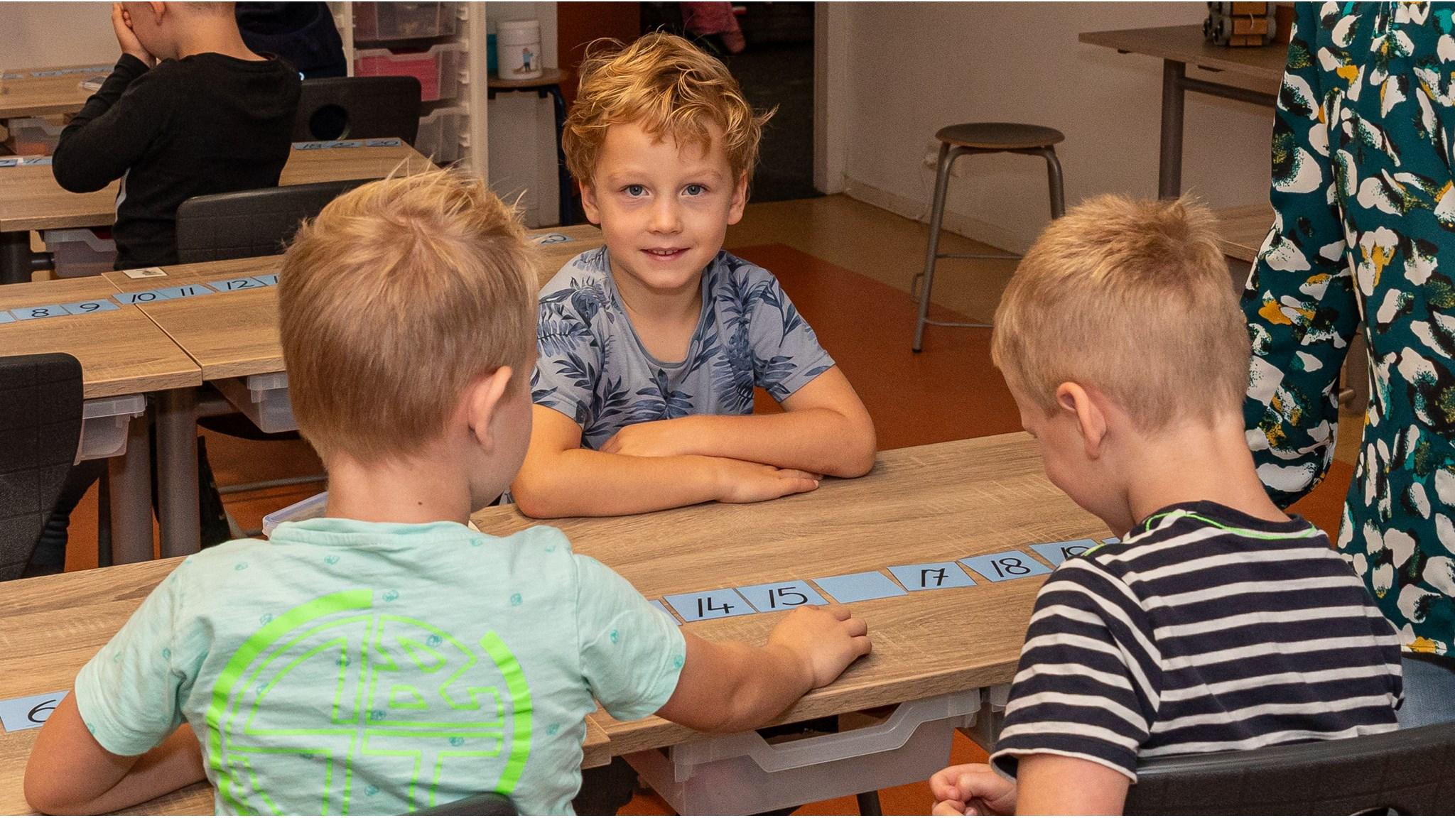 Drie kinderen leren samen in een klaslokaal van Katholieke Basisschool de Toermalijn in Zeewolde. Drie kinderen leren samen in een klaslokaal van Katholieke Basisschool de Toermalijn in Zeewolde.