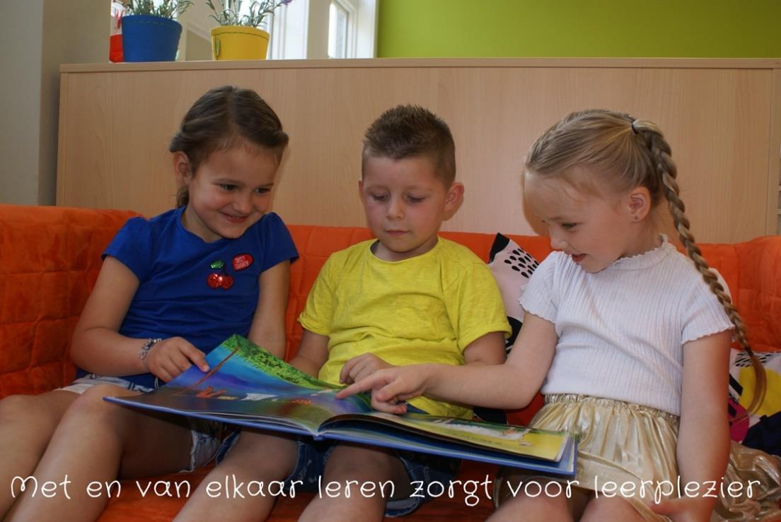 Drie kinderen leren samen met een boek op de bank in De Leeuwerik in Rutten.