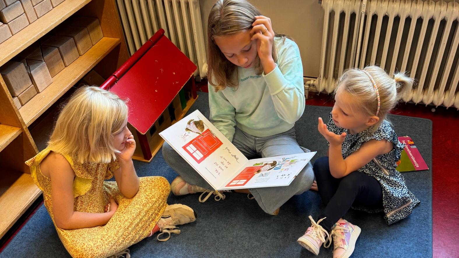 Drie kinderen lezen en bespreken samen een boek op Openbare basisschool 't Kompas in Dedemsvaart. Drie kinderen lezen en bespreken samen een boek op Openbare basisschool 't Kompas in Dedemsvaart.