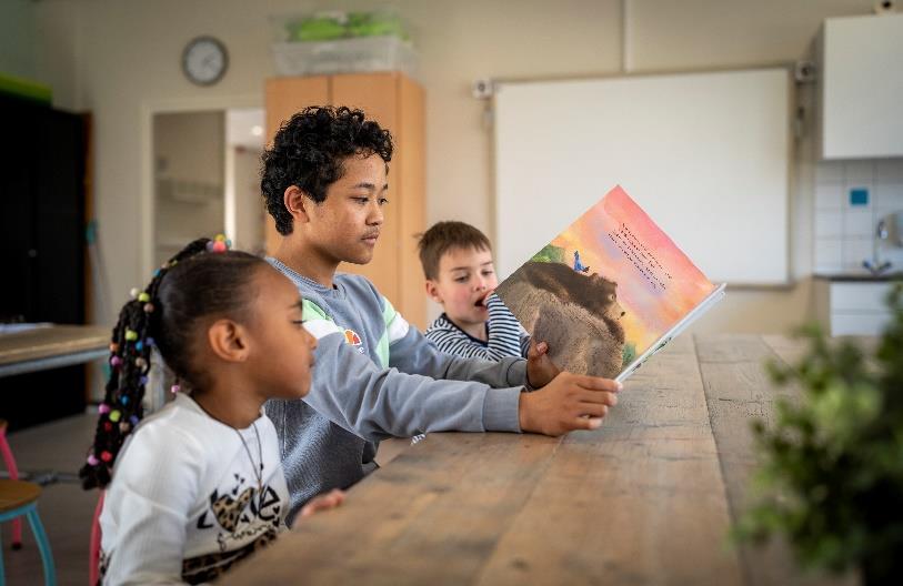 Drie kinderen lezen samen een boek in de klas van Basisschool 'T Otterke in Beek en Donk. Drie kinderen lezen samen een boek in de klas van Basisschool 'T Otterke in Beek en Donk.