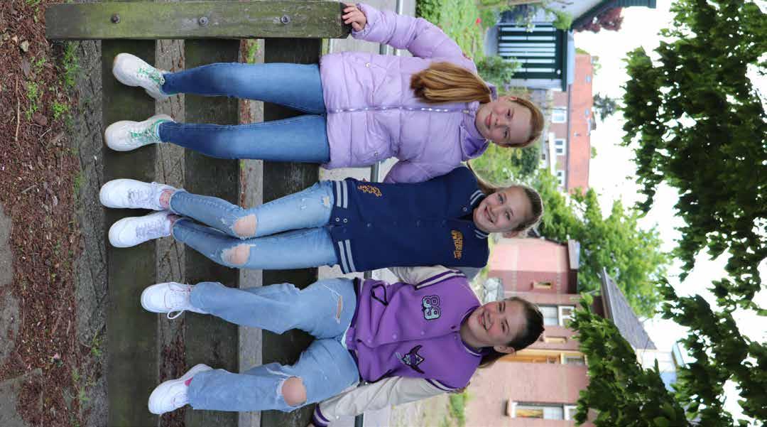 Drie kinderen op een bankje op het schoolplein van Christelijke Basisschool De Hoeksteen in Leersum. Drie kinderen op een bankje op het schoolplein van Christelijke Basisschool De Hoeksteen in Leersum.