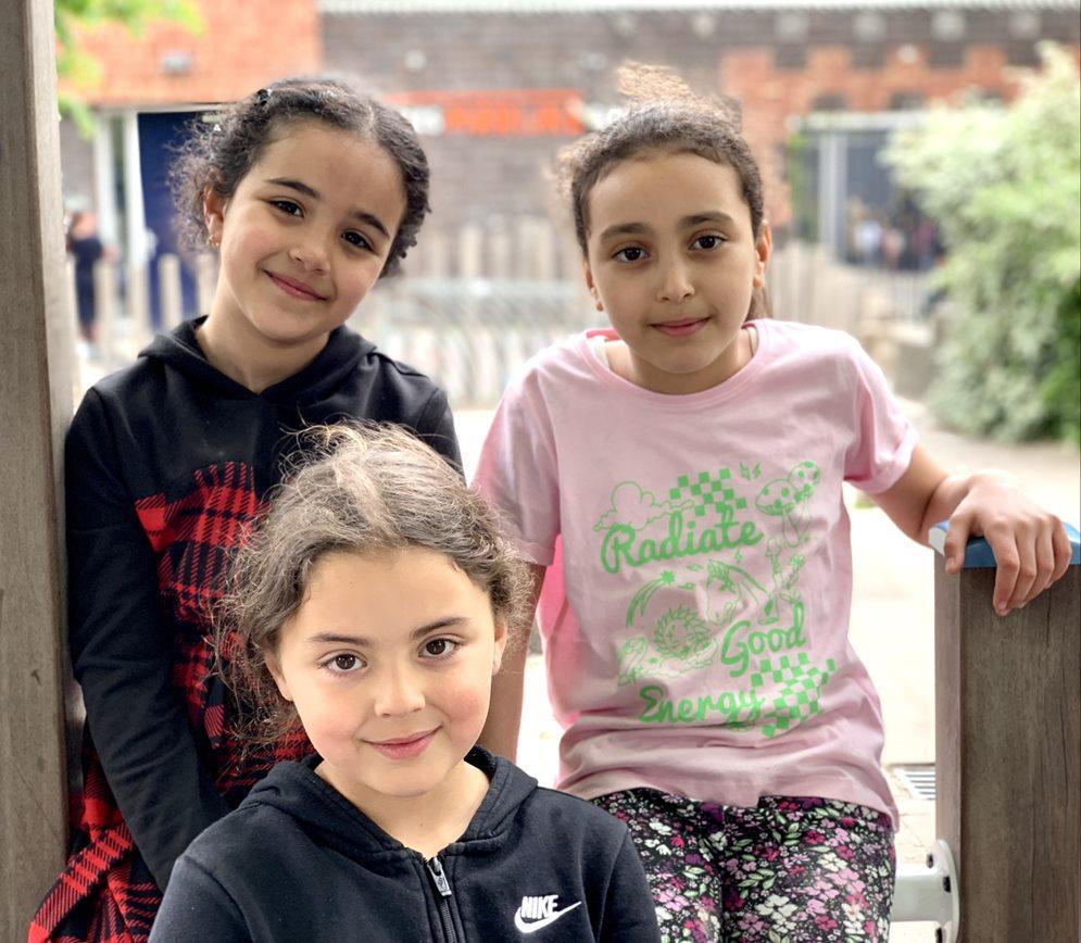 Drie kinderen poseren op het schoolplein van de Prinses Marijkeschool in Den Haag. Drie kinderen poseren op het schoolplein van de Prinses Marijkeschool in Den Haag.