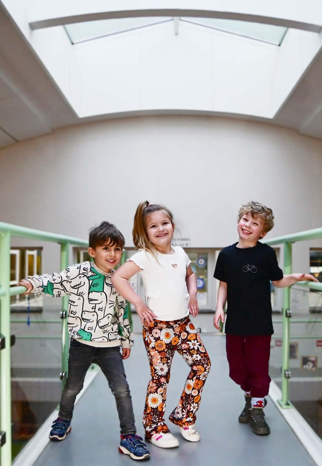 Drie kinderen poseren vrolijk in het schoolgebouw van Christelijke Basisschool Avonturijn in Hilversum. Drie kinderen poseren vrolijk in het schoolgebouw van Christelijke Basisschool Avonturijn in Hilversum.