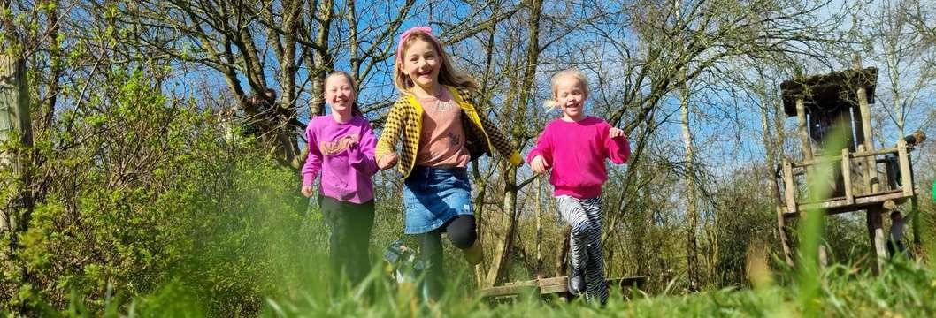Drie kinderen rennen vrolijk over het schoolplein van Basisschool M Wiegman in Bergen (Noord-Holland). Drie kinderen rennen vrolijk over het schoolplein van Basisschool M Wiegman in Bergen (Noord-Holland).