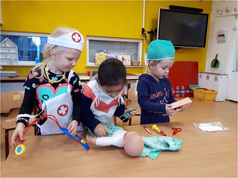 Drie kinderen spelen met doktersattributen in de klas van basisschool Het Avontuur in Dalfsen.