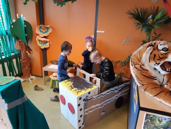 Drie kinderen spelen met een creatief speelobject in de klas van de Rooms Katholieke Basisschool Sint Martinus in Voorst. Drie kinderen spelen met een creatief speelobject in de klas van de Rooms Katholieke Basisschool Sint Martinus in Voorst.