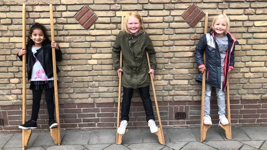 Drie kinderen spelen met houten loopplanken op het schoolplein van OBS Gildeschool in Epe. Drie kinderen spelen met houten loopplanken op het schoolplein van OBS Gildeschool in Epe.