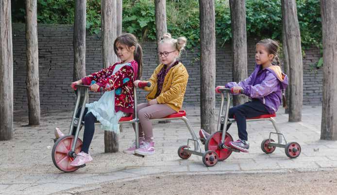 Drie kinderen spelen met loopfietsen op het schoolplein van de Jan Ligthartschool in Arnhem. Drie kinderen spelen met loopfietsen op het schoolplein van de Jan Ligthartschool in Arnhem.