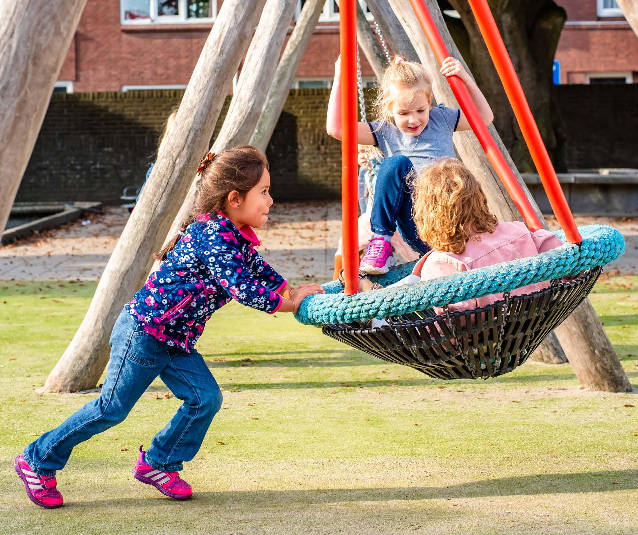 Drie kinderen spelen samen op het schoolplein van Chr. Basisschool Het Mozaiek in Zwolle. Drie kinderen spelen samen op het schoolplein van Chr. Basisschool Het Mozaiek in Zwolle.