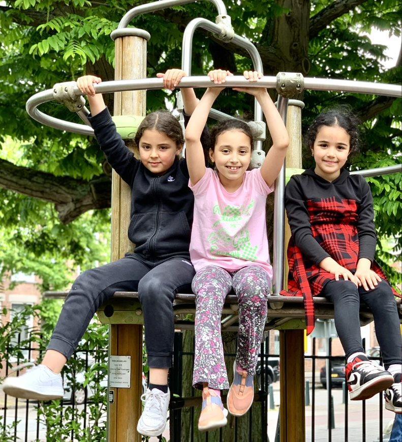 Drie kinderen spelen vrolijk op het speeltoestel in het schoolplein van de Prinses Marijkeschool in Den Haag. Drie kinderen spelen vrolijk op het speeltoestel in het schoolplein van de Prinses Marijkeschool in Den Haag.