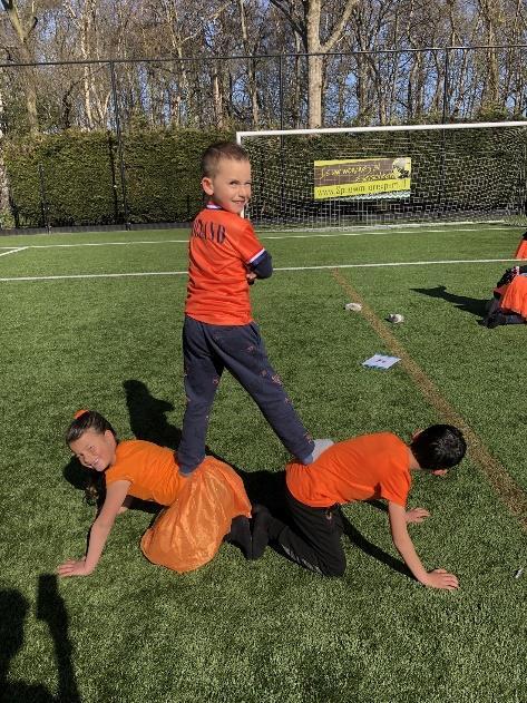 Drie kinderen van Jozefschool voor Katholiek Basisonderwijs uit Hoek van Holland spelen samen op het schoolplein. Drie kinderen van Jozefschool voor Katholiek Basisonderwijs uit Hoek van Holland spelen samen op het schoolplein.