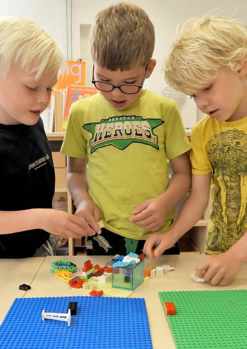 Drie kinderen van Kindcentrum Helmgras in Castricum spelen met LEGO op het schoolplein. Drie kinderen van Kindcentrum Helmgras in Castricum spelen met LEGO op het schoolplein.