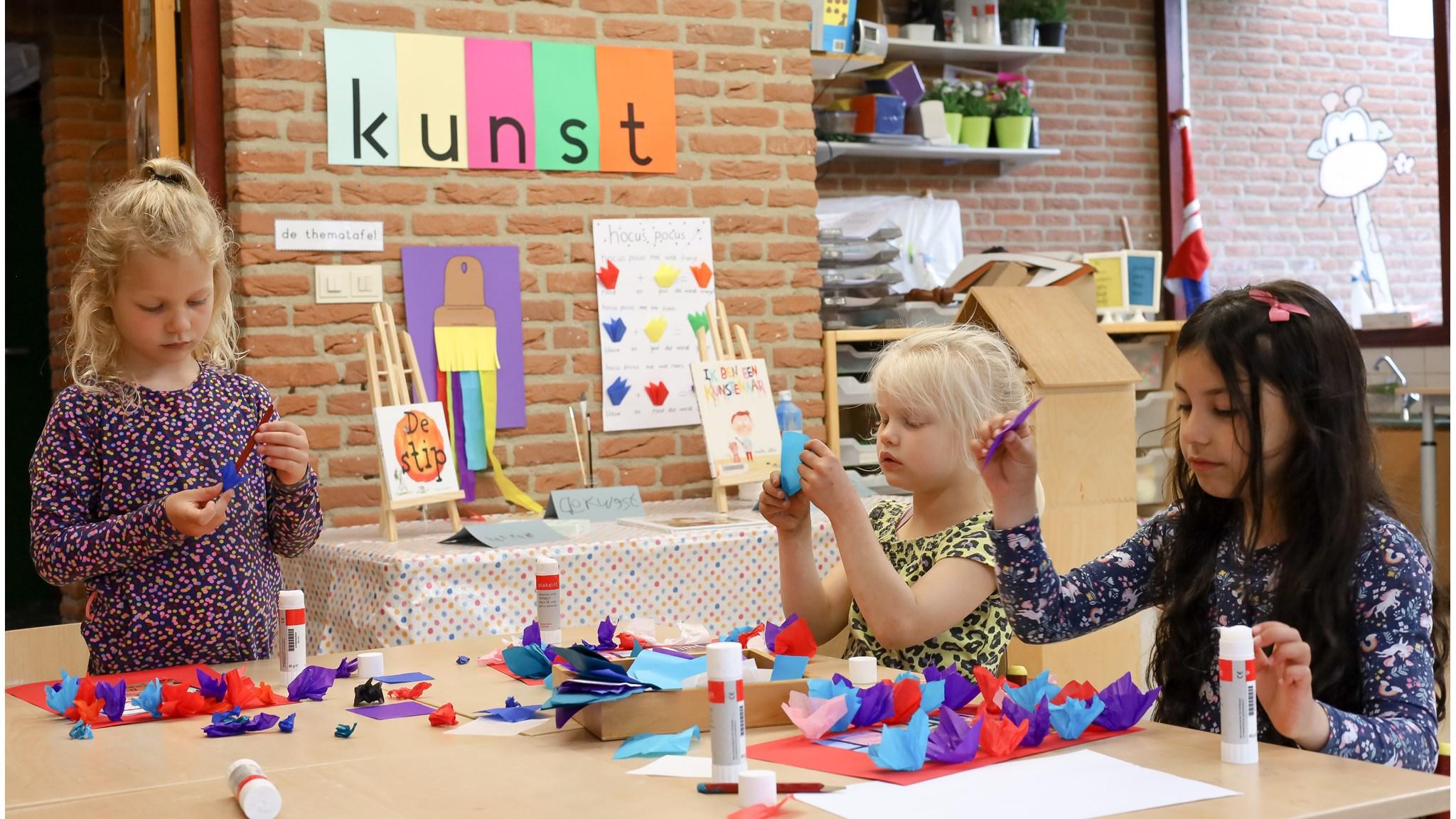 Drie kinderen werken aan een kunstproject in Basisschool Het Palet in Haaksbergen. Drie kinderen werken aan een kunstproject in Basisschool Het Palet in Haaksbergen.