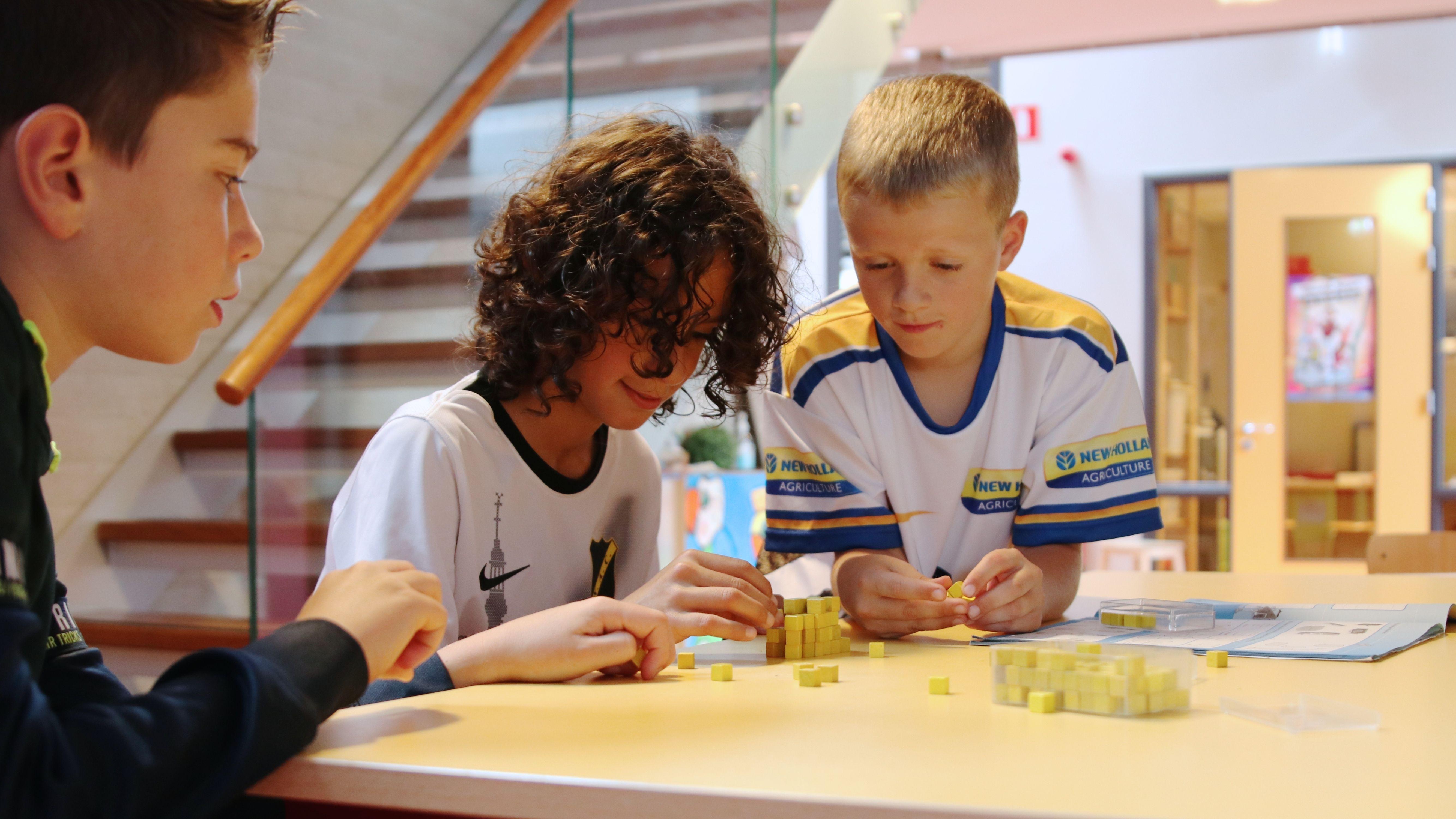 Drie kinderen zijn bezig met het maken van constructies met blokken in IBS De Schittering in Hooge Zwaluwe. Drie kinderen zijn bezig met het maken van constructies met blokken in IBS De Schittering in Hooge Zwaluwe.