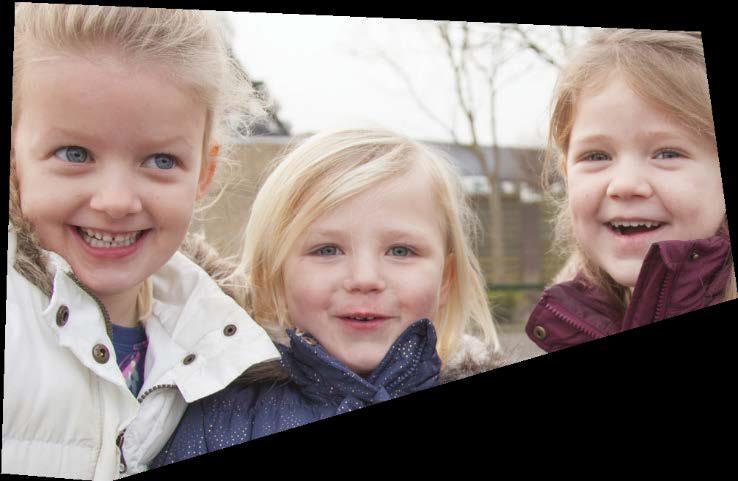 Drie lachende kinderen op het schoolplein van Jenaplanschool De Waterval in Lisse. Drie lachende kinderen op het schoolplein van Jenaplanschool De Waterval in Lisse.