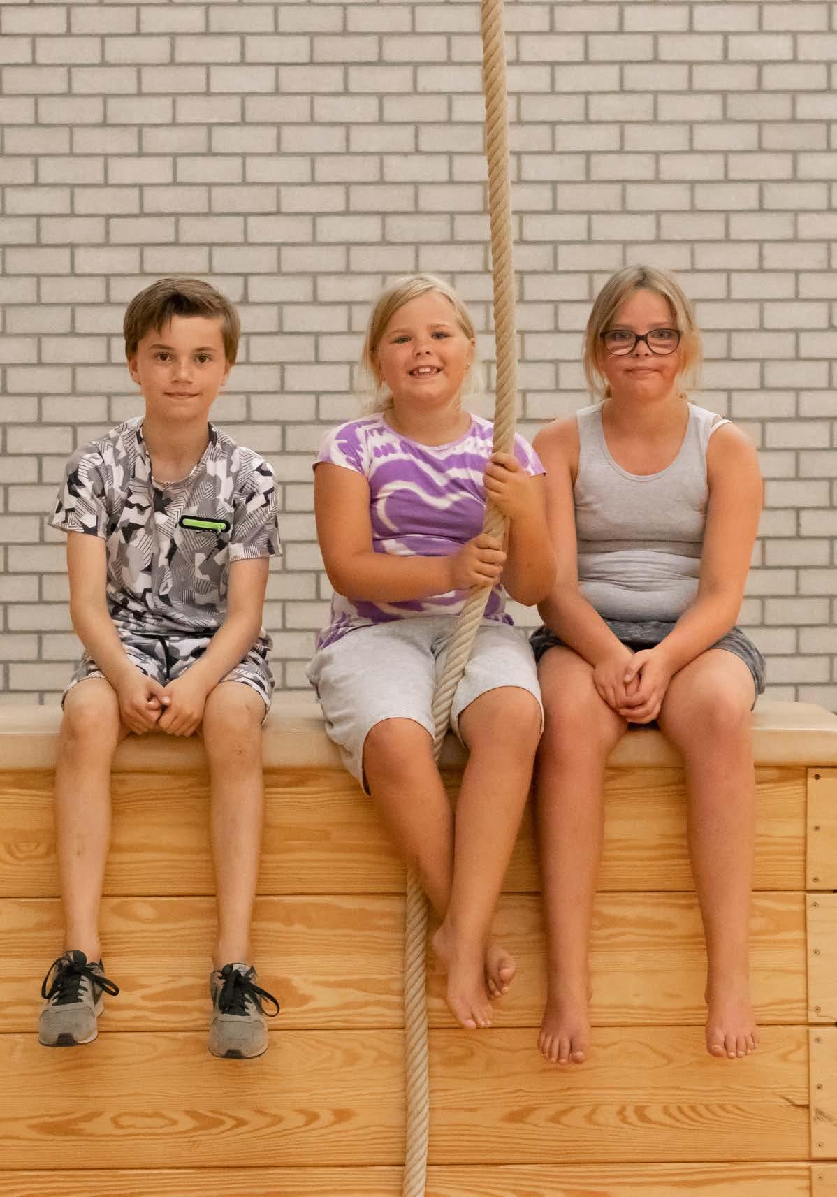 Drie leerlingen poseerden samen op het sportveld van Openbare basisschool De Zeevonk in Zandvoort. Drie leerlingen poseerden samen op het sportveld van Openbare basisschool De Zeevonk in Zandvoort.