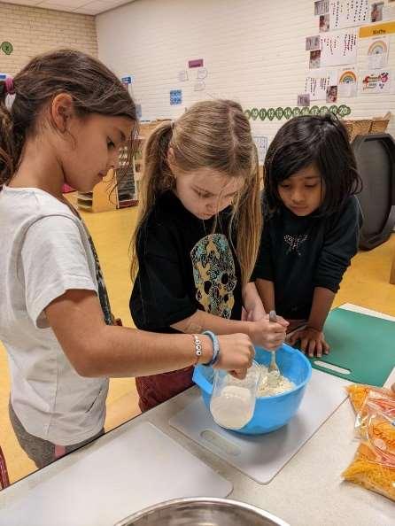 Drie leerlingen van de International School Leiden zijn bezig met koken in de klas. Drie leerlingen van de International School Leiden zijn bezig met koken in de klas.