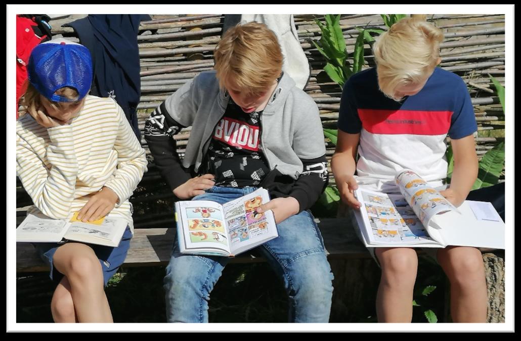Drie leerlingen van OBS De Opslach in Wommels lezen boeken op het schoolplein. Drie leerlingen van OBS De Opslach in Wommels lezen boeken op het schoolplein.