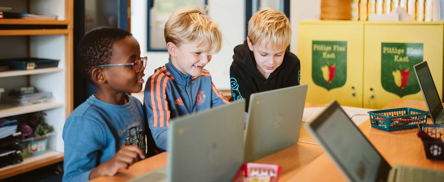 Drie leerlingen van Openbare Basisschool De Bogerd in Rossum (Gelderland) werken samen op laptops in de klas. Drie leerlingen van Openbare Basisschool De Bogerd in Rossum (Gelderland) werken samen op laptops in de klas.