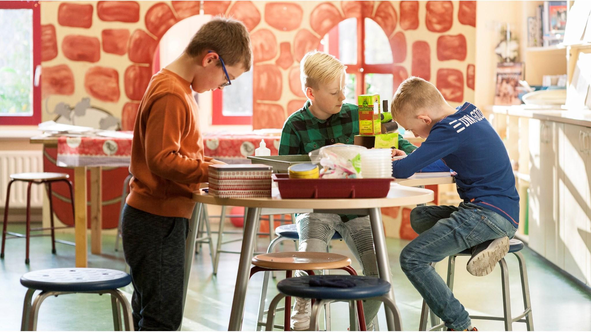 Drie leerlingen werken samen aan een project in klaslokaal van Openbare Basisschool Triangel in Wieringerwerf. Drie leerlingen werken samen aan een project in klaslokaal van Openbare Basisschool Triangel in Wieringerwerf.