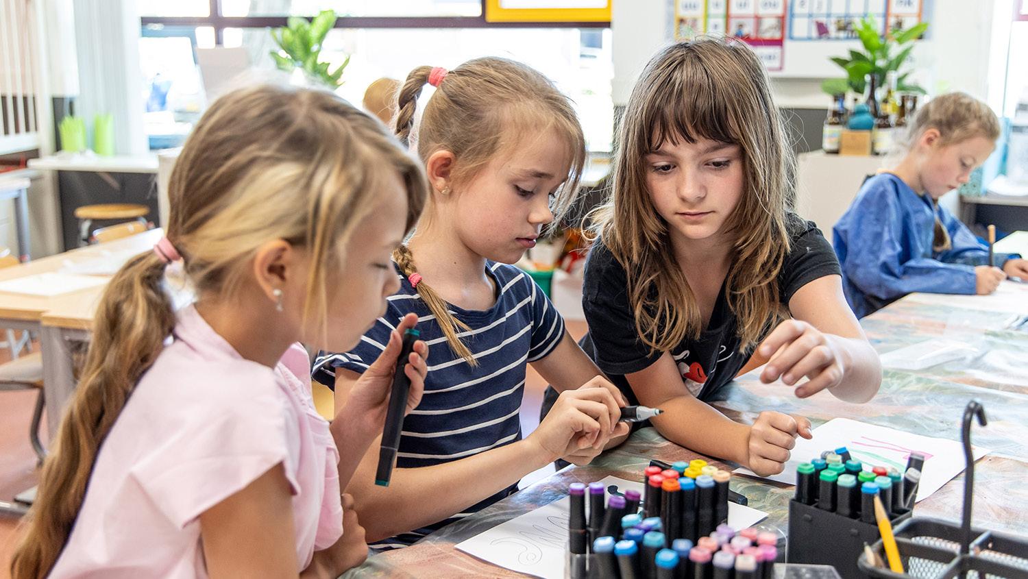 Drie meisjes aan het werk met tekenmaterialen in Kindplein 't Centrum in Uden. Drie meisjes aan het werk met tekenmaterialen in Kindplein 't Centrum in Uden.