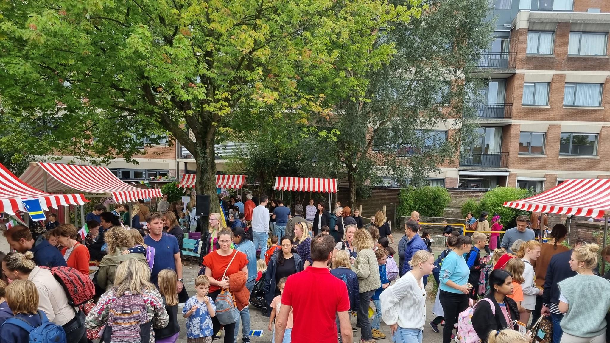 Drukke activiteit op het schoolplein van Liduina in Den Haag. Drukke activiteit op het schoolplein van Liduina in Den Haag.