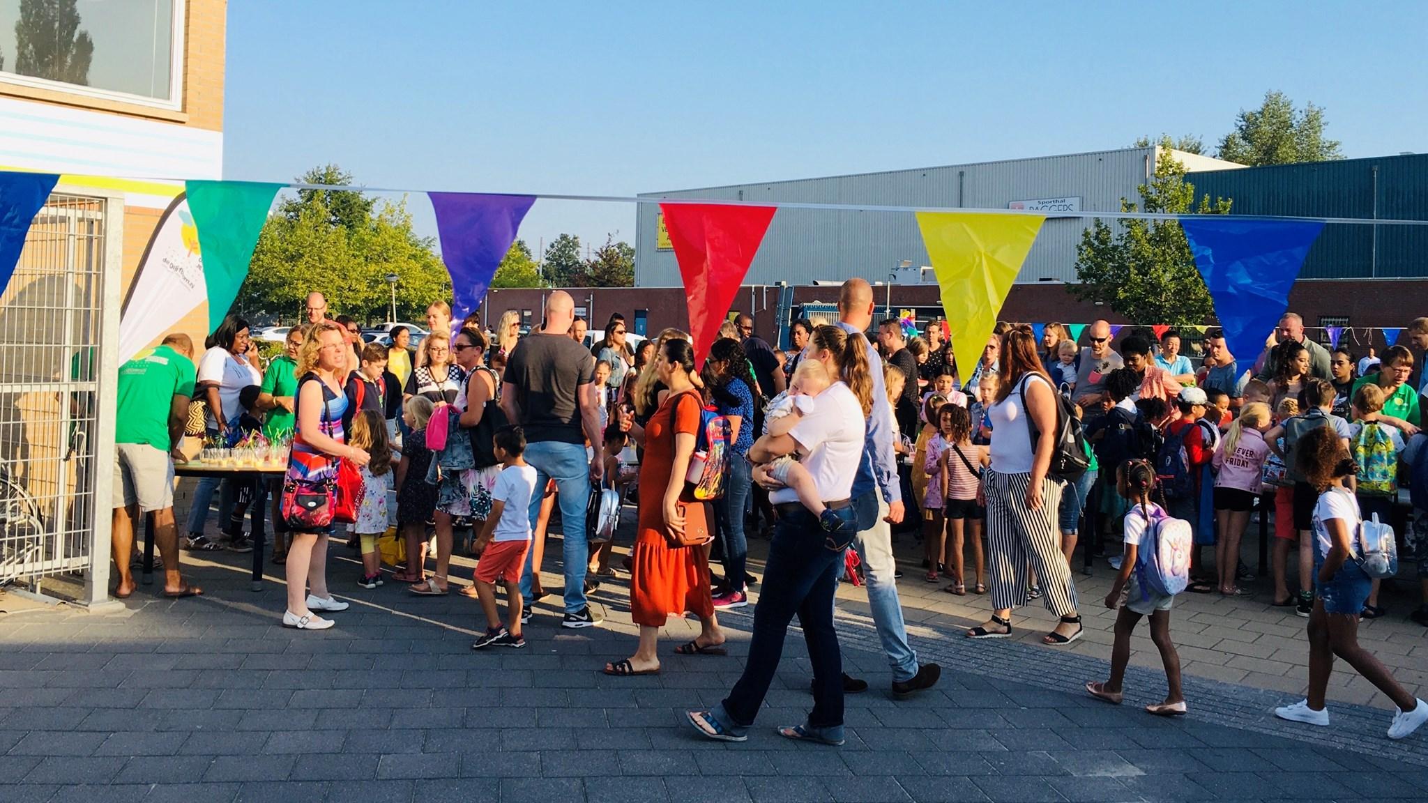 Drukte op het schoolplein van Basisschool de Olijfboom in Almere tijdens een evenement. Drukte op het schoolplein van Basisschool de Olijfboom in Almere tijdens een evenement.