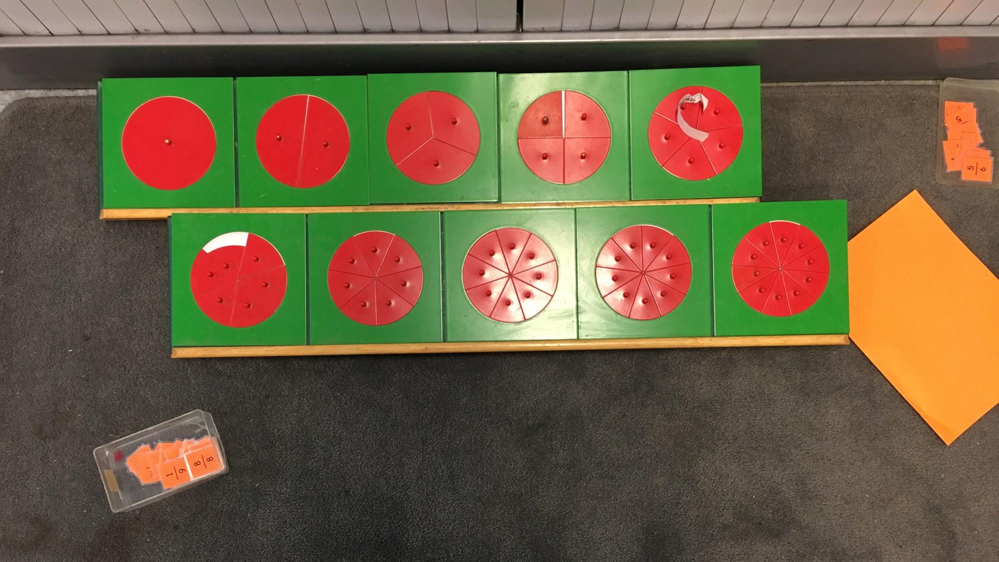 Educatief materiaal voor wiskunde aangeboden door de John F. Kennedy Montessori basisschool in Den Haag. Educatief materiaal voor wiskunde aangeboden door de John F. Kennedy Montessori basisschool in Den Haag.