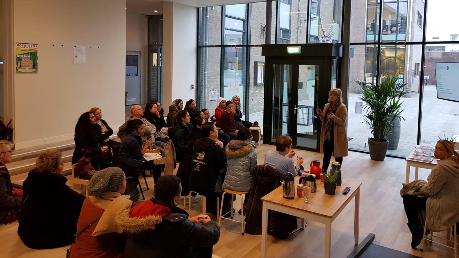 Een bijeenkomst in De Driemaster in Voorburg met ouders en personeel die samenkomen voor een presentatie. Een bijeenkomst in De Driemaster in Voorburg met ouders en personeel die samenkomen voor een presentatie.